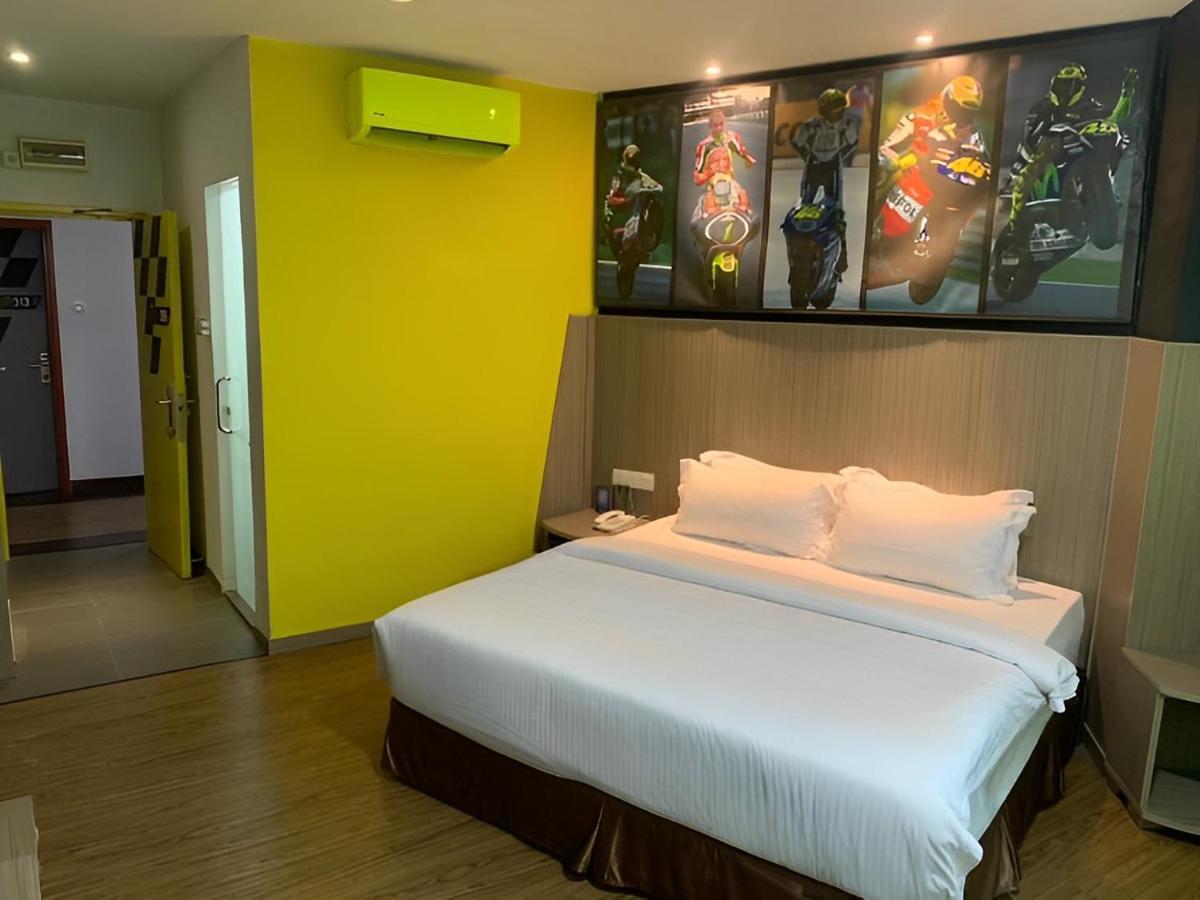 Hype Motorsport Hotel Nilai Zewnętrze zdjęcie
