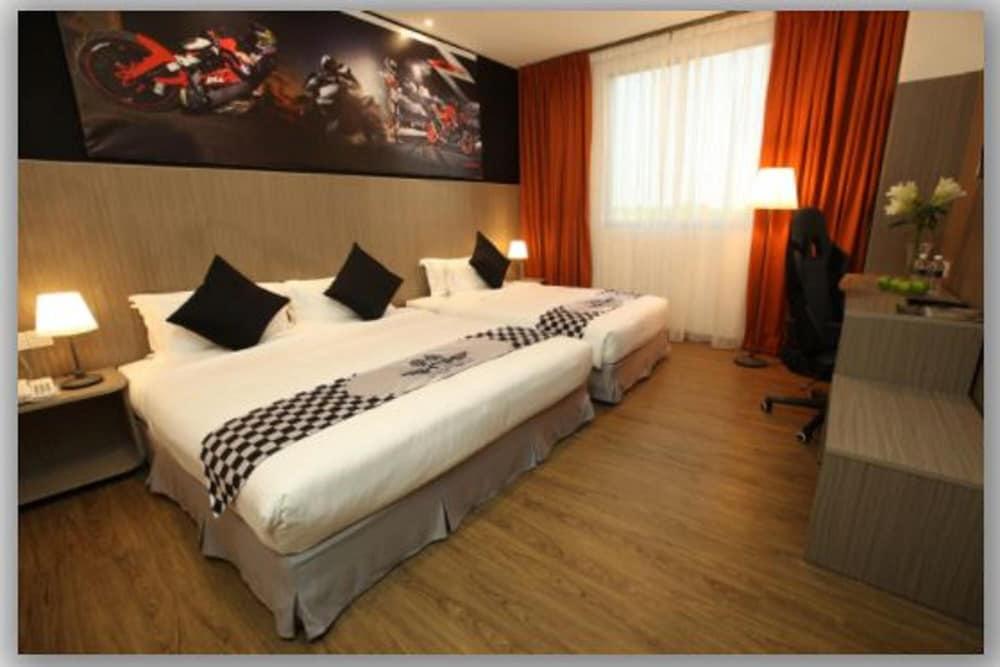 Hype Motorsport Hotel Nilai Zewnętrze zdjęcie