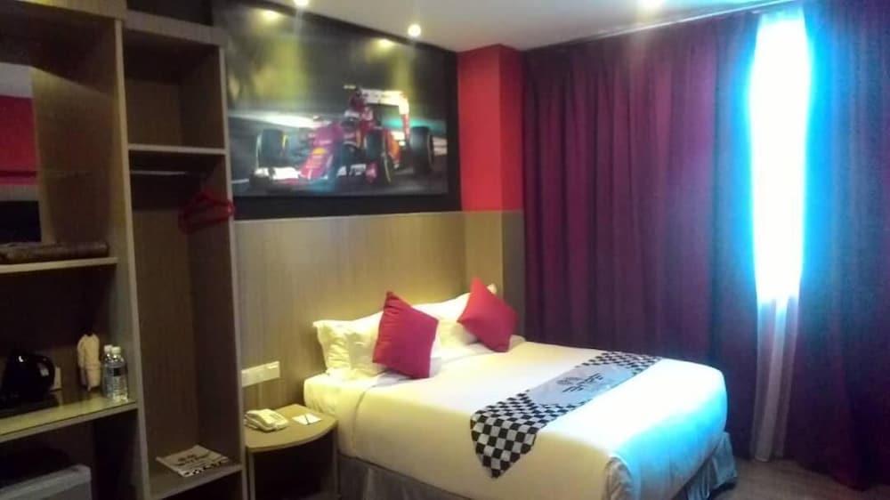 Hype Motorsport Hotel Nilai Zewnętrze zdjęcie